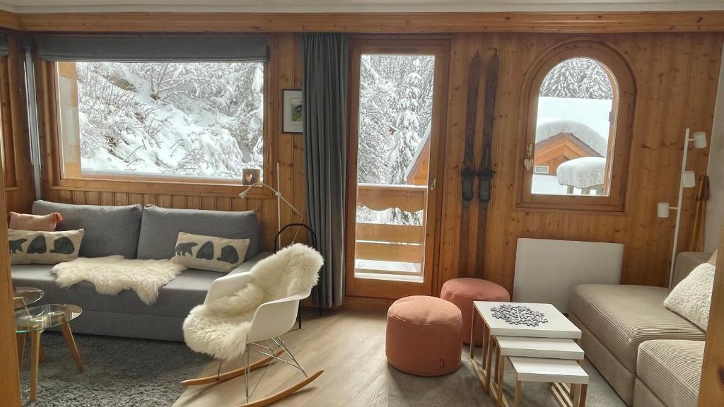 Meribel Centre La Chaudanne - ski in and out apartment - 3 bedrooms - 1 min to main ski lifts and 5 min to center of Meribel - newly renovated in Oct 2023 - Chalet l'Épervière