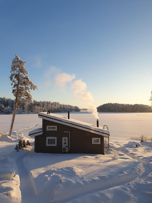 Stunning log cabin 45m2 on the shore of Kallavesi.