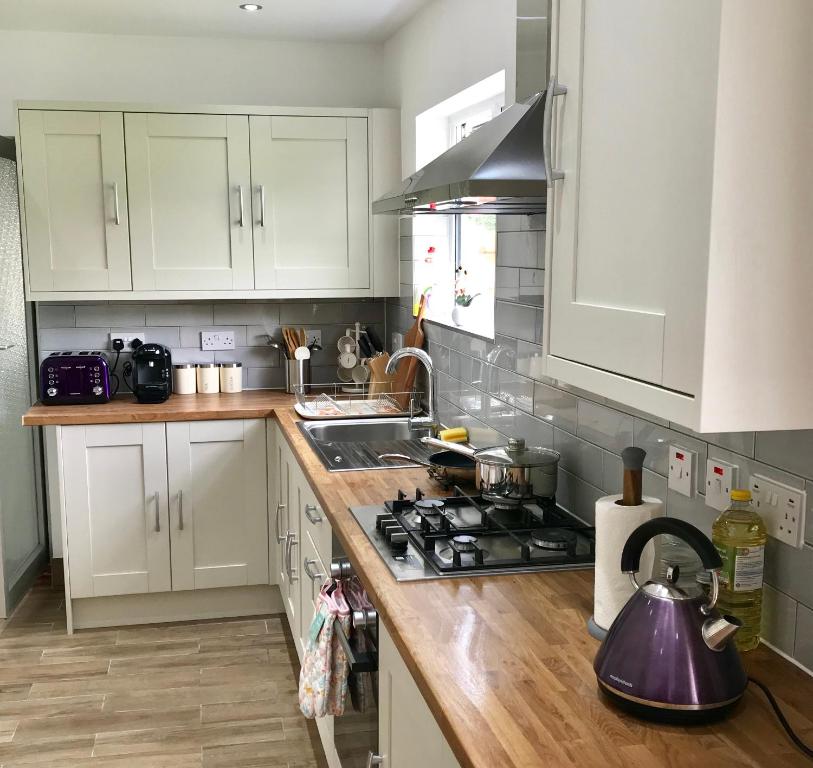 The Woodfarm Lodge - 3 Bedroom House with free Parking