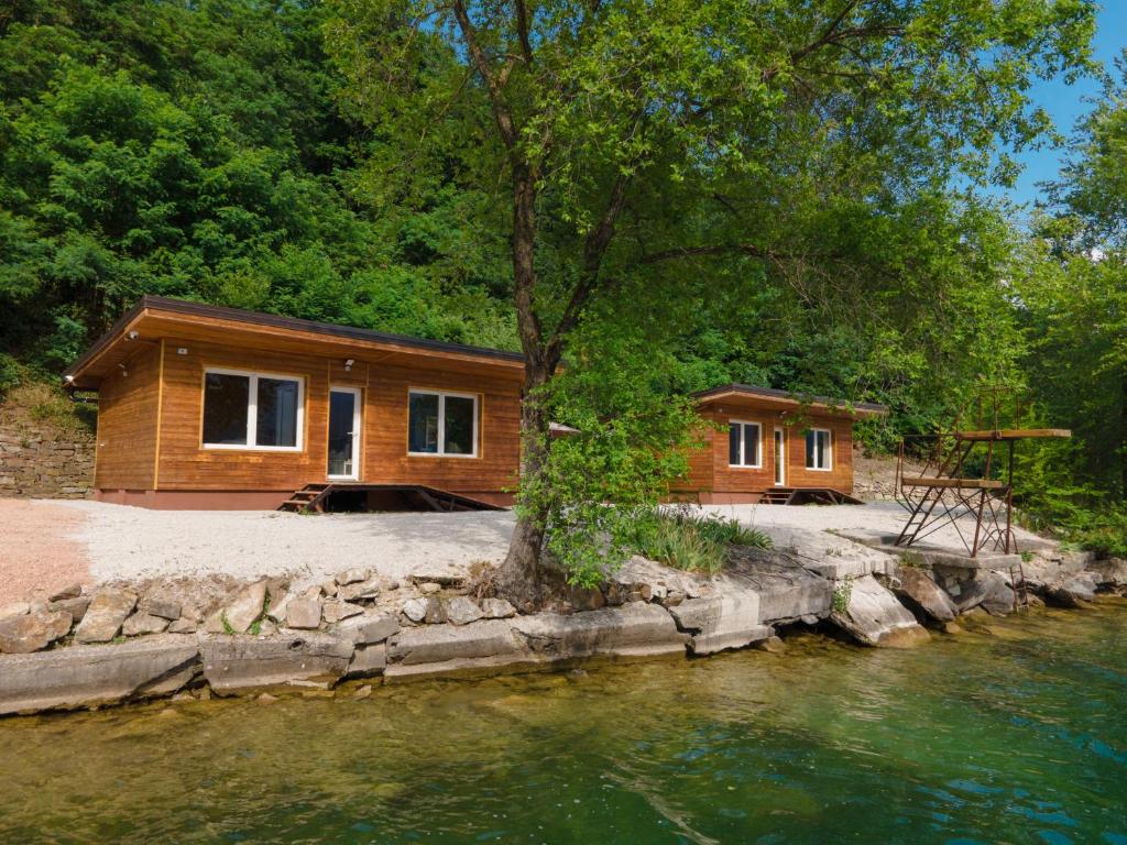 Chalet Alessandrini - Private Lakeside Beach