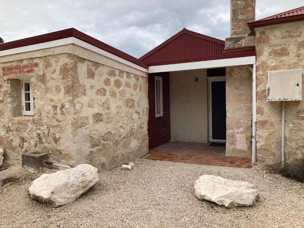 Mallee Lodge - Dhilba Guuranda-Innes National Park