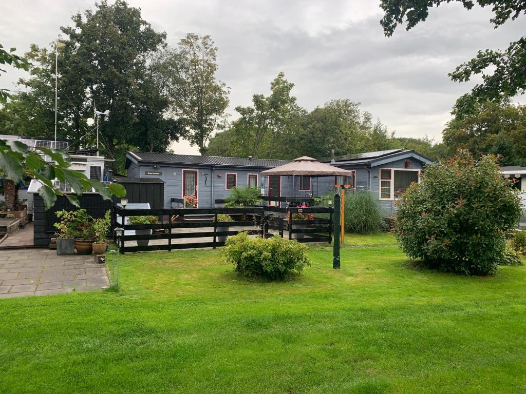 Groot hoek Chalet met Airco ,Wasmachine, Vaatwasser,Droger en luxe keuken en zwembad op camping! Immer Besser!