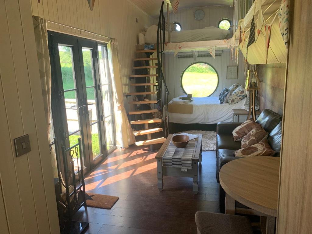 Oak Tree Lodge: Unique 2 level Shepherd's Hut: Dartmouth