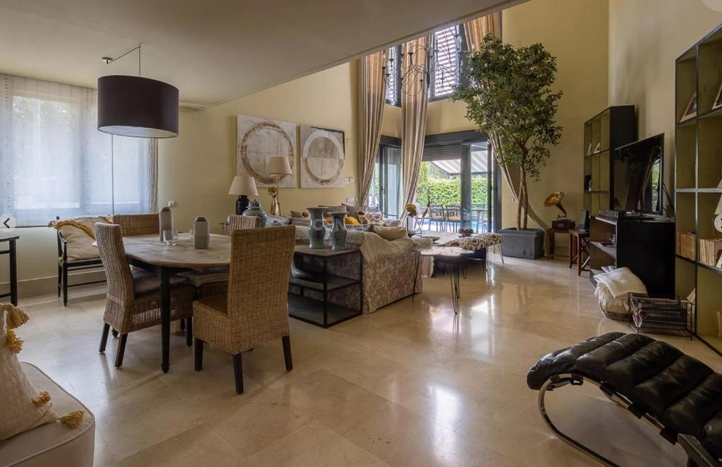 Spectacular villa with pool in Madrid and privacy