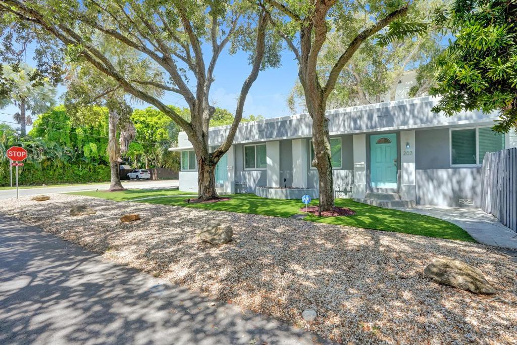 Retro Oasis by Las Olas