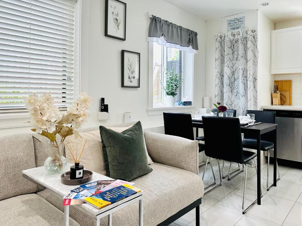 2BR 1.5BA Full Kitchen Private Guest House - Free Parking - Central Location