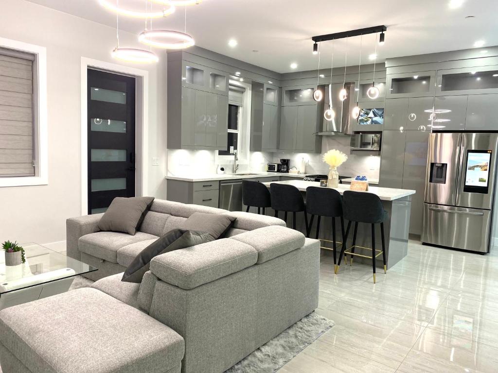 Modern and Brand new house near PNE
