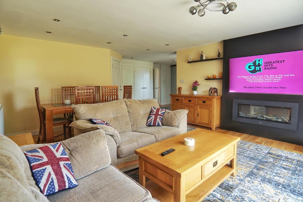 Warm and Spacious 4BD Family Retreat with Garden