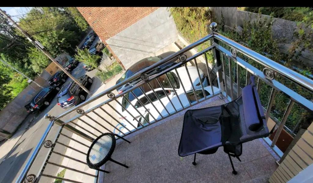 nice private room with balcony, WiFi, tv, a / c, microwave, refrigerator, desk, near the train station 7, E, F, R, M and buses that go to La Guardia airport a quiet place half a block from a grosery that is 24 hours, warm and friendly atmosphere