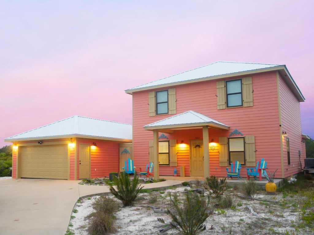 Walk to Beach, Secluded, Gazebo with Grill, 1GiG WiFi, Washer and Dryer, Games