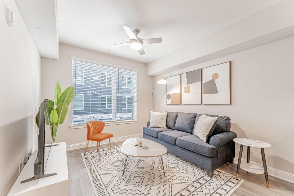 Vivant - Upscale Modern Apts - Free Parking, Fast WiFi, Gym