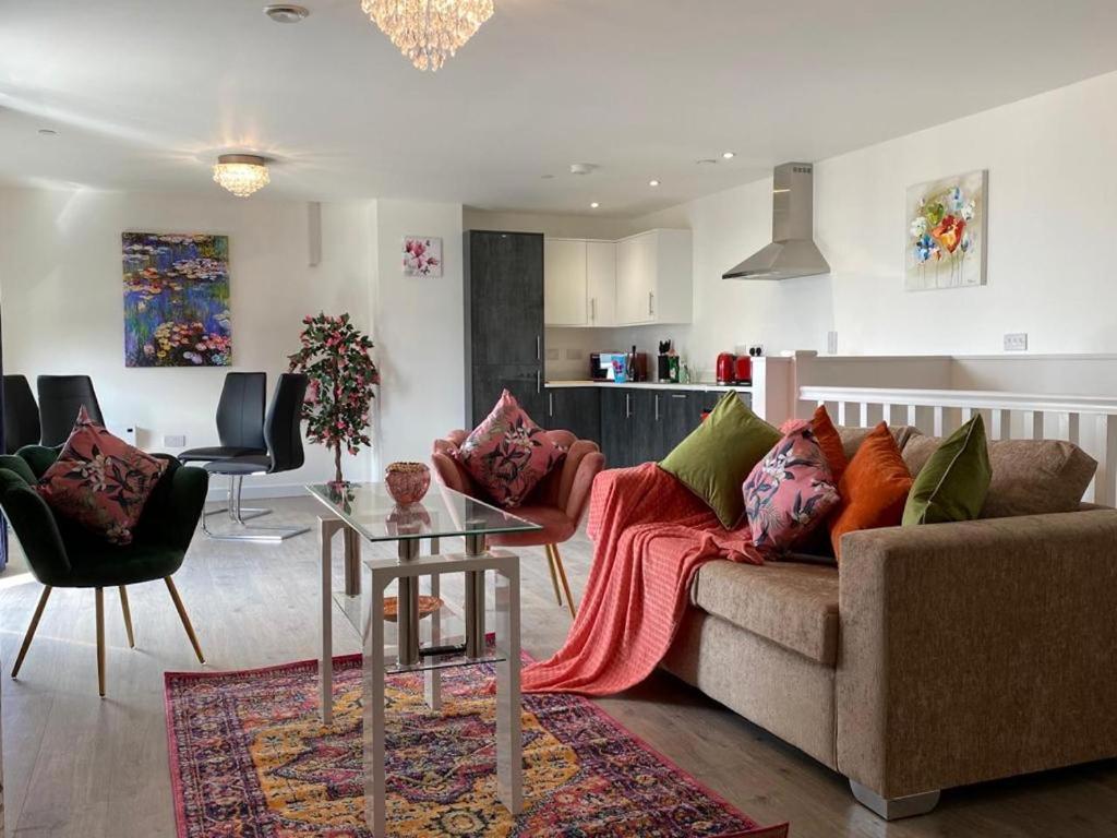 City Centre Newly built 2 bed DUPLEX Penthouse with FREE Gated, On-site Parking, Lift access, Self Check-in, SUPER Fast WIFI, TWO Cathedral view Terraces & Sleeps 6