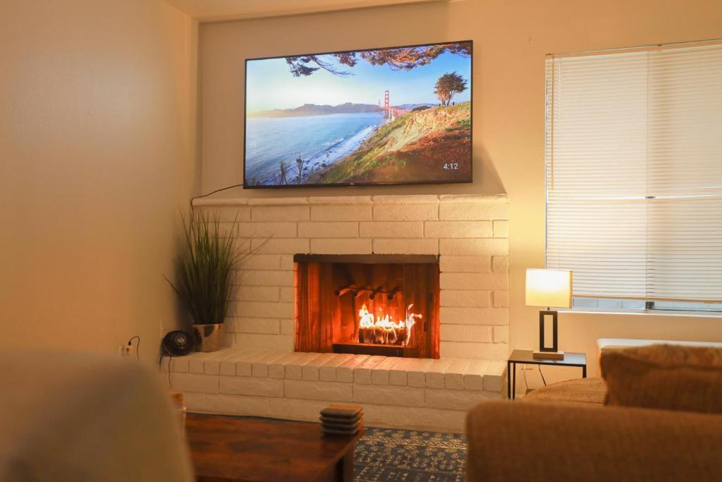 Beautifully Lit Roomy 2BD Townhome Perfect for Travel Workers