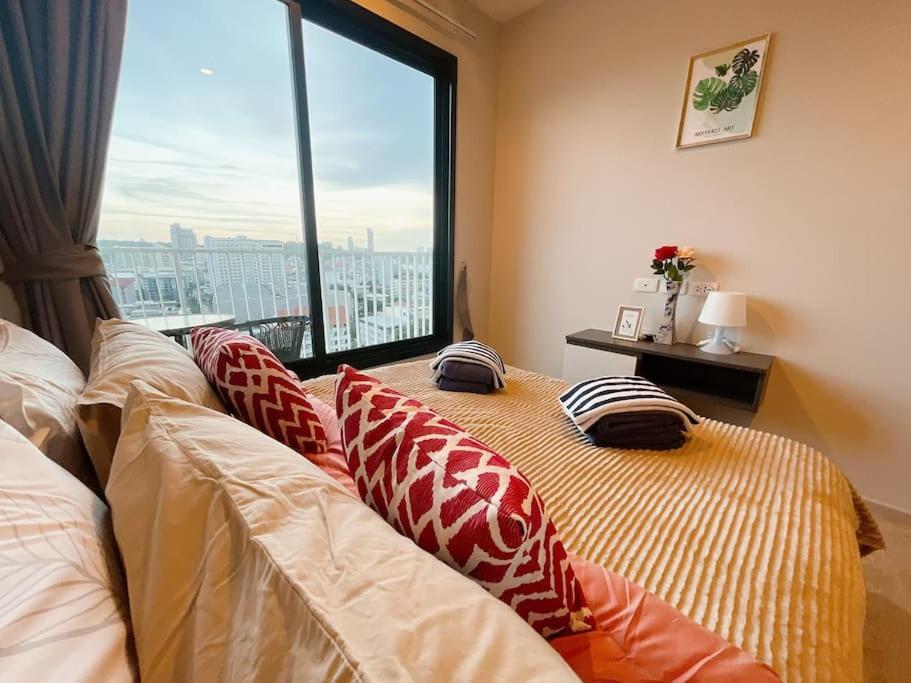 The BASE Central PATTAYA Long Balcony with Infinity Pool & Free Netflix