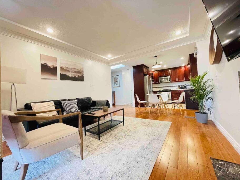 Luxury North Vancouver 3 bedroom Up Level House
