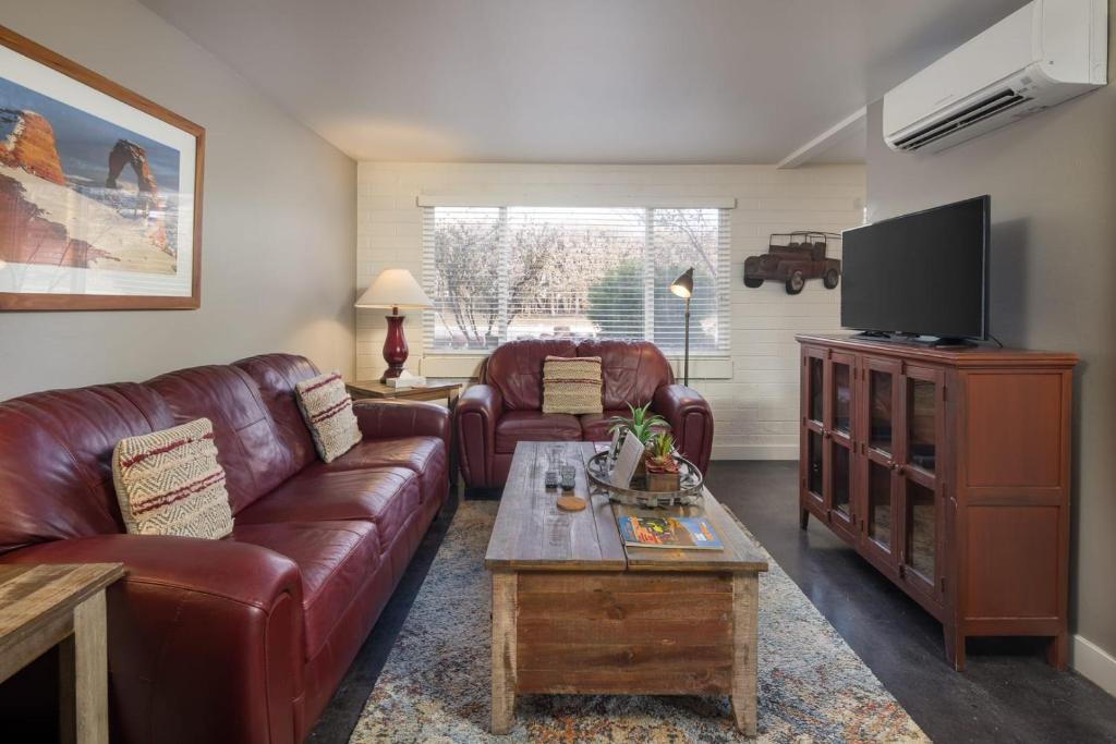 Downtown Cozy Home Base - Purple Sage 5