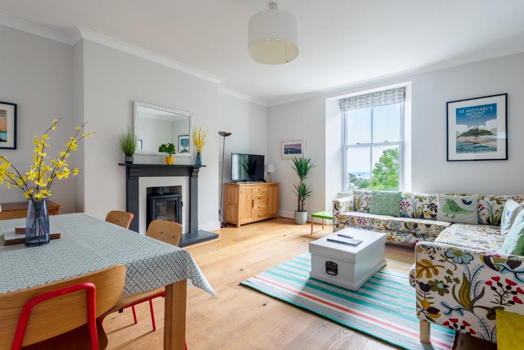 Manacles - Spacious flat near beach with sea views & parking