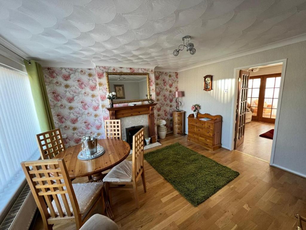 Seaside 2 bedroom house with large garden