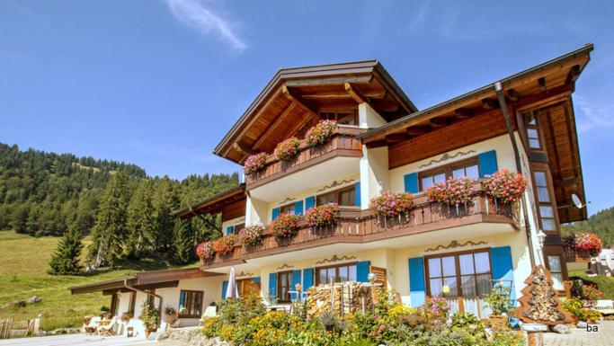 Gemütliche Ferienwohnung Bergwiese, 2-Raum, separates Schlafzimmer, schönen Balkon oder Terrasse, Komfort Ausstattung, ruhige Südlage, kostenfrei WLAN, Sauna im Landhaus, Brötchenservice, Parkplatz, Hunde auf Anfrage, E-Tankstelle, Schneeschuhwandern