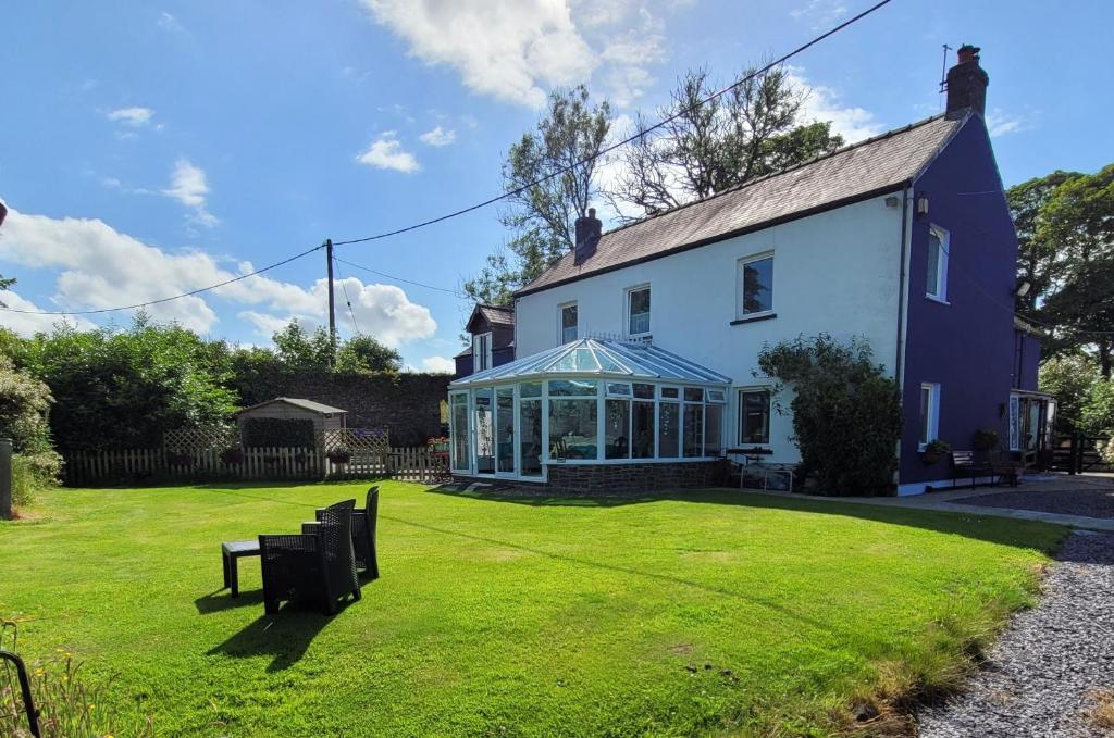 Hideaway Escapes, Farmhouse B&B, Ideal family stay or Romantic break, Friendly animals on our smallholding in a beautiful country setting close to Narberth