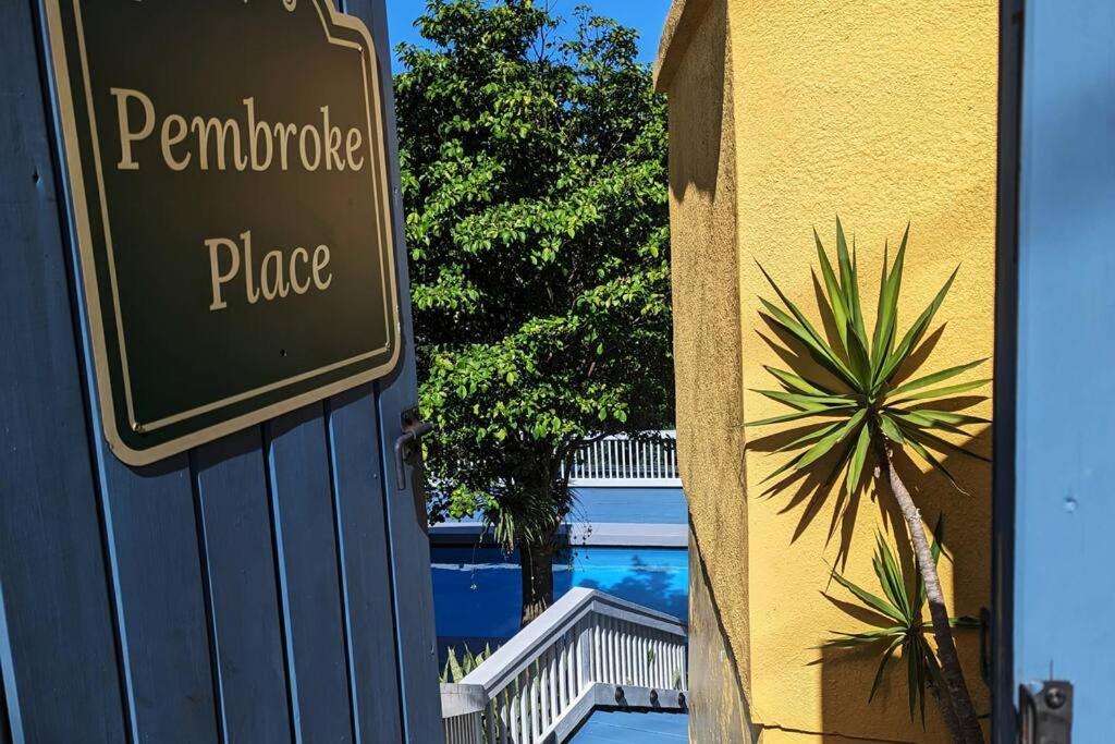 Private cottage, large private pool, great views !