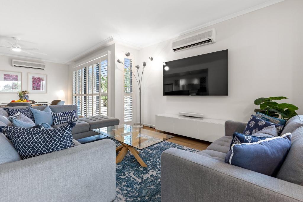 City oasis - 3 BR apt. on Maroochy river, pool, AC
