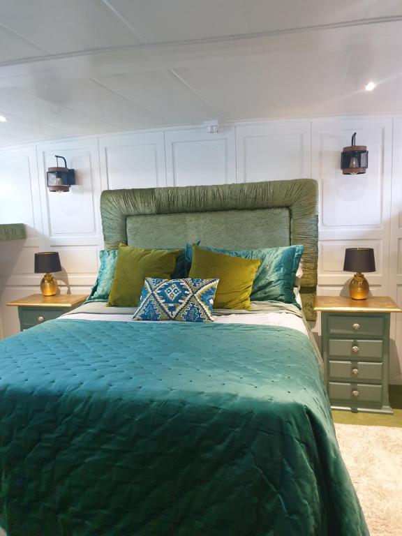 JASMINE CORAL JAY Boutique Boatel Ocean Village