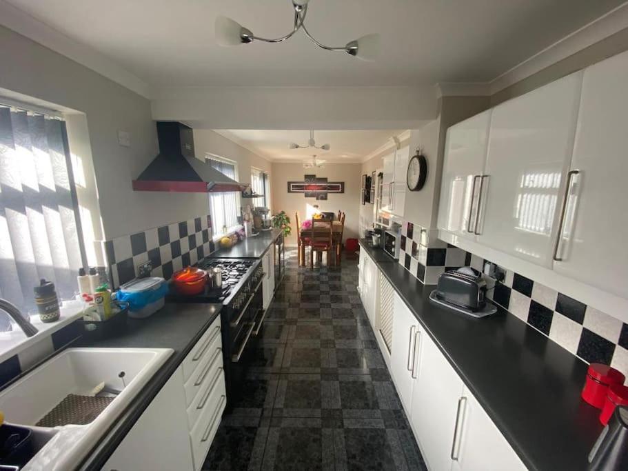 Spacious 5 bedroom, 2 Living Room, Games Room