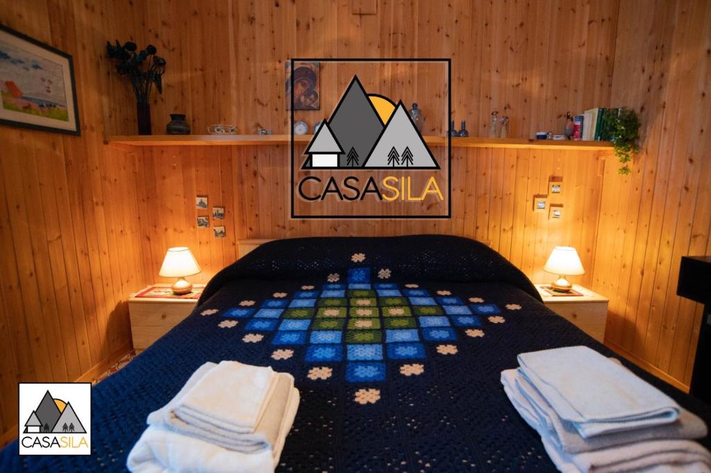 "CASA SILA", Delizioso appartamento in pieno centro a Camigliatello, 4 posti letto, 2 camere, arredato in vero stile casa di montagna