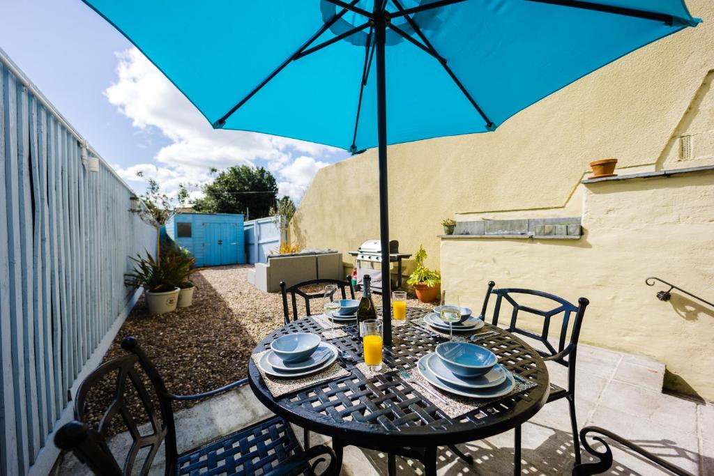 Flat 1 Flint House Tenby - 2 bedroom - garden - parking - dog friendly