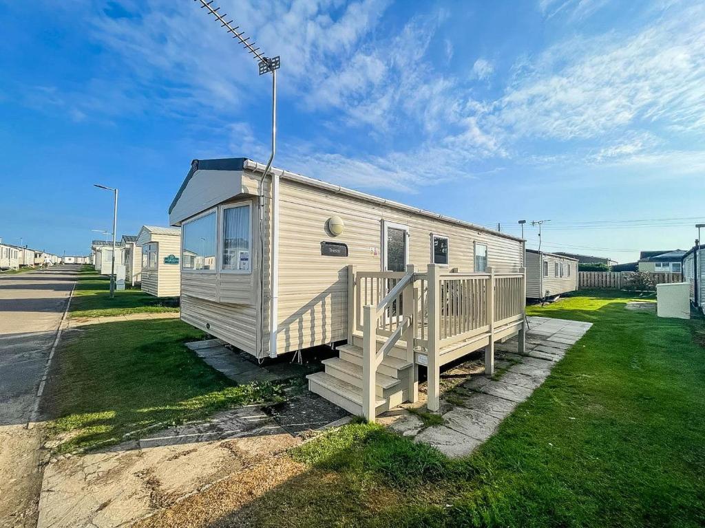 Lovely 6 Berth Caravan For Hire In Norfolk, By A Beautiful Beach! Ref 50030j
