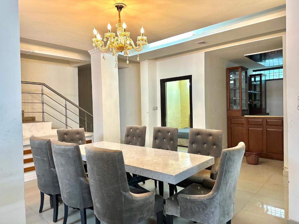 spacious basement for parties near Hong Kong bazaar