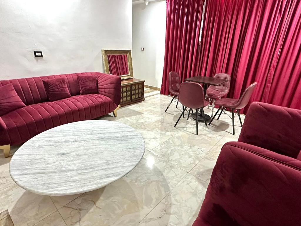 Private floor with hall and 5 rooms for parties