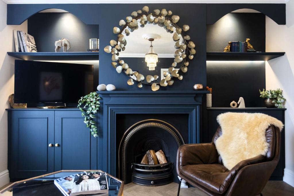 New! Stratford luxury stay - beautifully renovated townhouse sleeps upto 4 - free parking for 2 cars - minutes walk to town & attractions