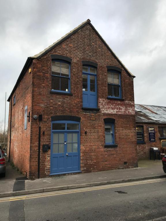 1 bed river apartment on the docks