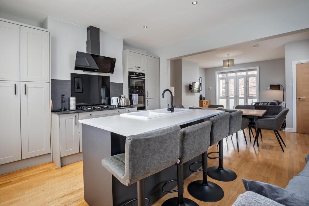Stylish and Spacious 3 Bed Apartment with Parking by Ark SA
