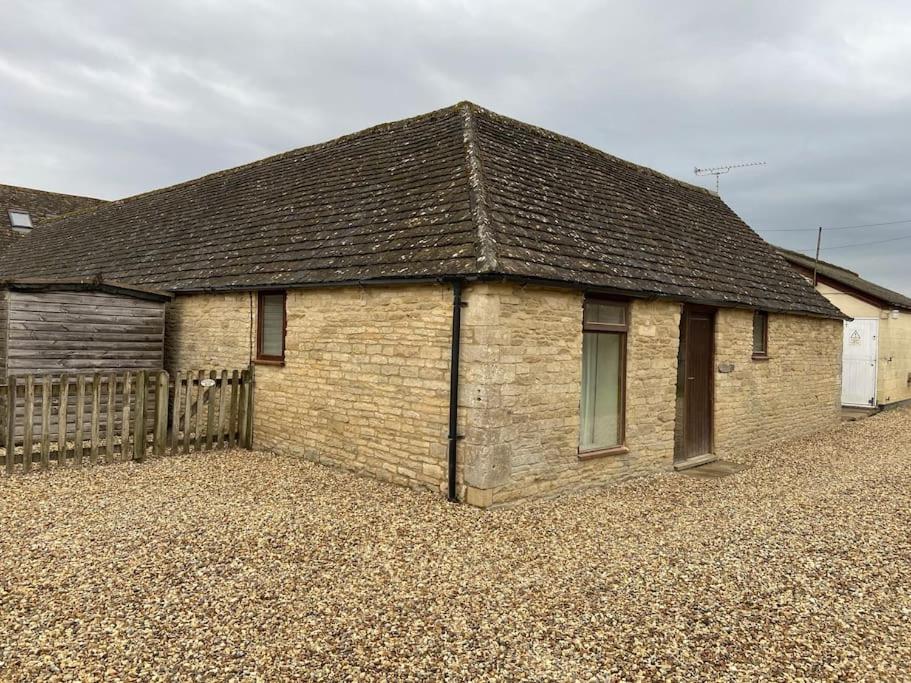 Tupenny Cottage, Old Mill Farm, Cotswold Water Park