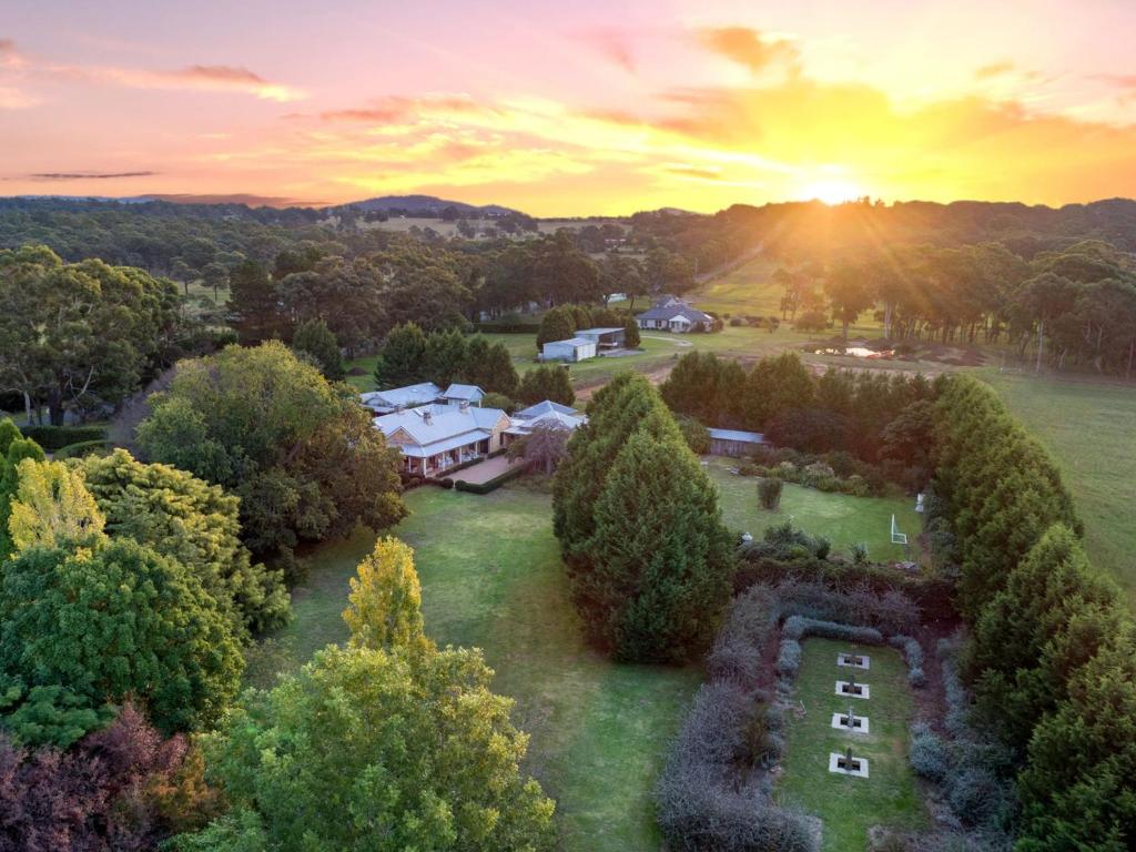 Aylmerton House and Cottage for 14 Southern Highlands