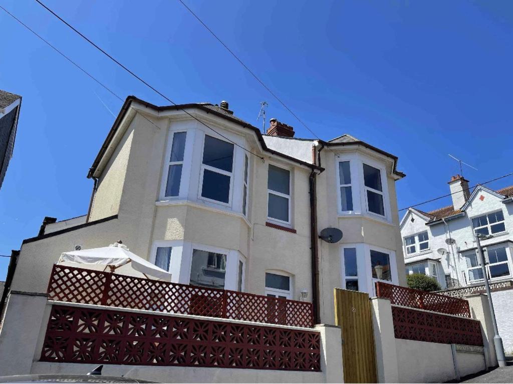 Charming 2-Bed House in Dawlish town centre