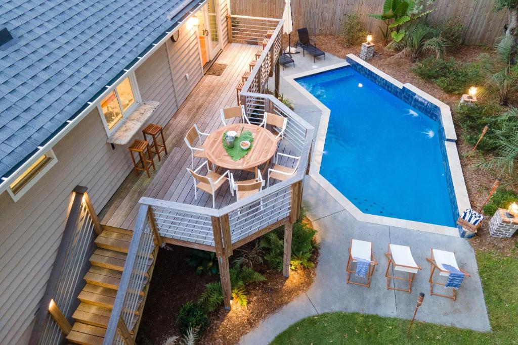 Palmetto by AvantStay Gorgeous Character Home w Pool Sun Room Pool Table