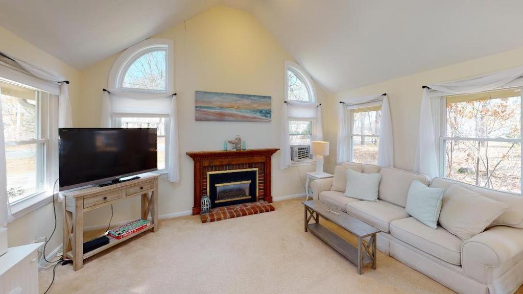 3 Bedroom House near Seagull Beach by Leavetown Vacations