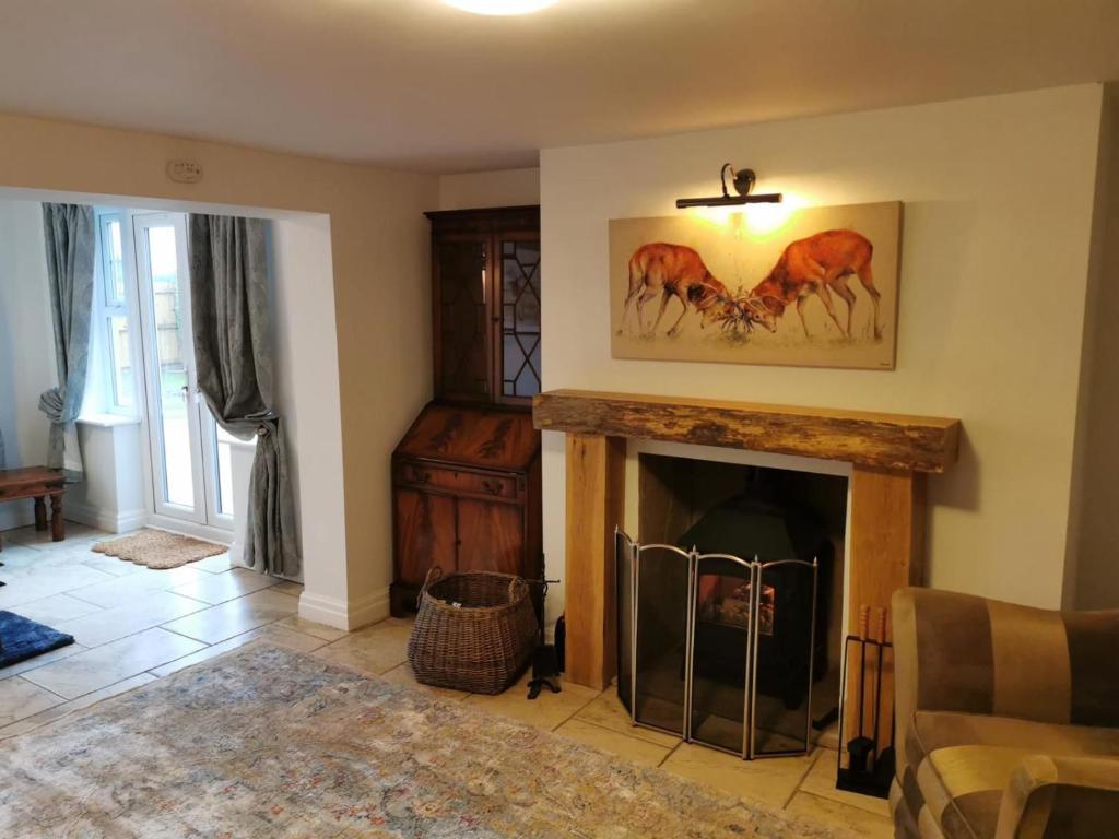 Luxury Tranquil Cottage with Hot tub, Log burner and Jacuzzi Bath