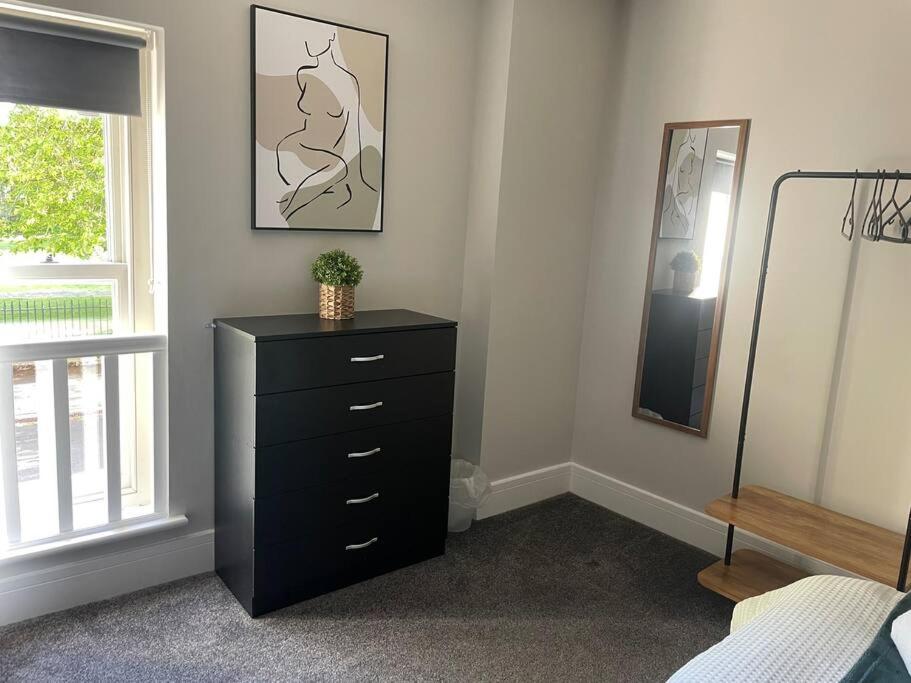 Poplar House-2Bedroom Townhouse by ShortStays4U