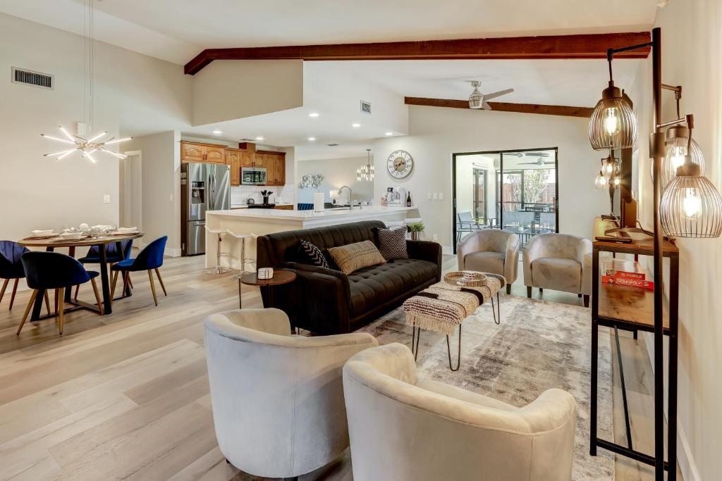 NEW! Just Listed - 4 Bdr Home w Priv Patio w Pool, Near Beach & Airport! 24 Hr Pro-Host Support