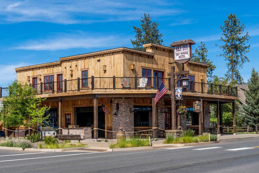 Ski Inn Taphouse Hotel