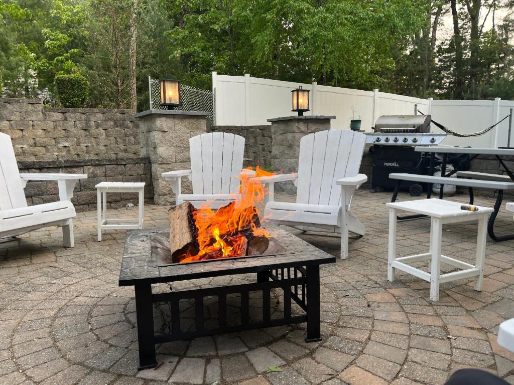 Luxury-Private Fenced Yard-King Bed Suite-Game Room-Fire Pit-BBQ