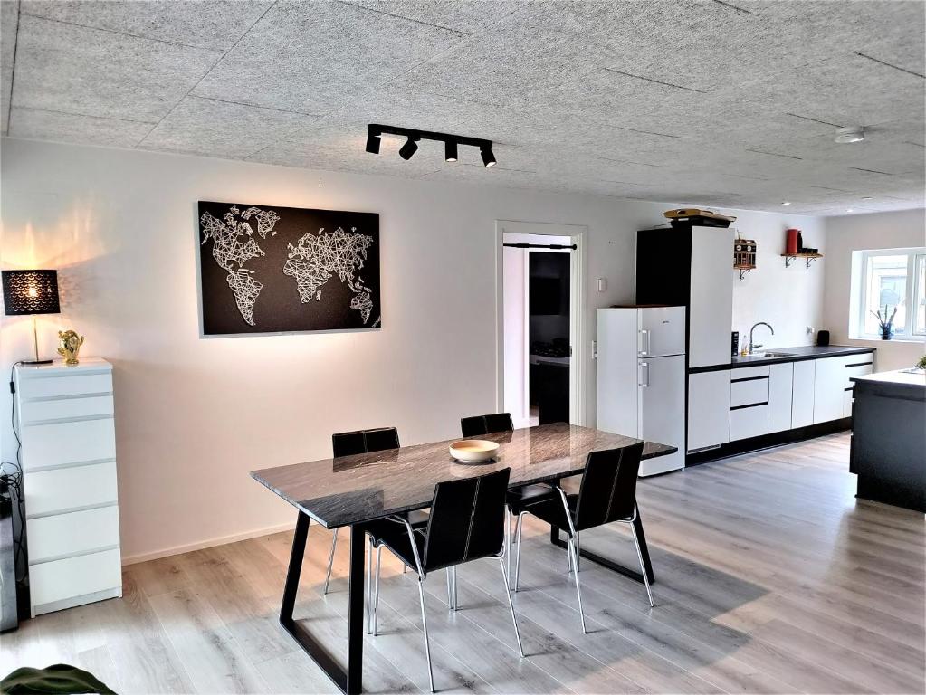 Stylish house w/ Master Suite + Private Garden