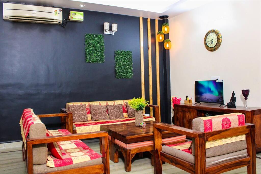 Luxury Kasa Lusso @3 BHK + Bar ( 2 KM From Delhi)