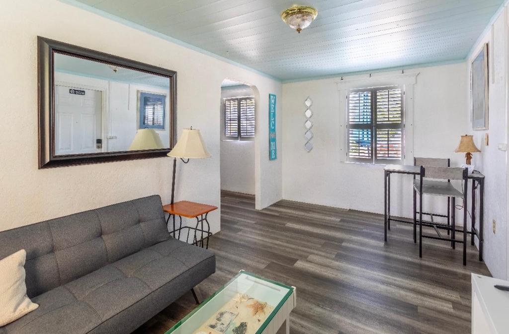 Bungalow 1 minute from the beach Suite #3