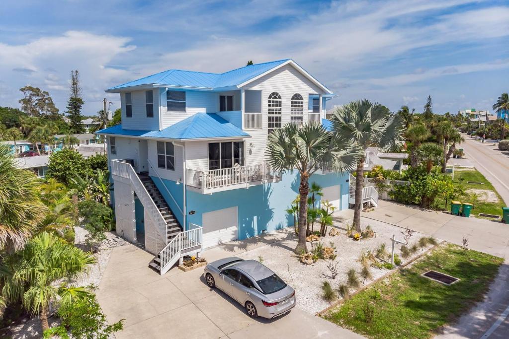 Sunset Views Steps From the Beach With Elevator Duplex